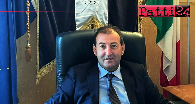 PATTI – Passaggio di consegne tra Mauro Aquino e il nuovo sindaco Gianluca Bonsignore.
