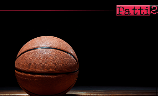 CAPO D’ORLANDO – Al termine della partita Orlandina-Patti Basket, giocatori, allenatore e dirigenti pattesi bloccati da un gruppo di facinorosi. Scortati raggiungono i propri mezzi per lasciare il palasport.