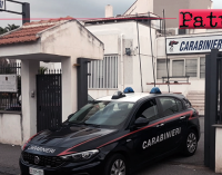 GIARDINI NAXOS – Alla vista dei Carabinieri cerca di disfarsi dello stupefacente. Arrestato pusher