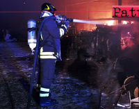 BARCELLONA P.G. – Incendio distrugge due capannoni adibiti ad officina e ricambi di mezzi pesanti.