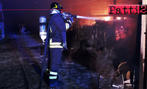 BARCELLONA P.G. – Incendio distrugge due capannoni adibiti ad officina e ricambi di mezzi pesanti.