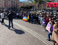 BARCELLONA P.G. – Centinaia di studenti hanno espresso solidarietà al popolo ucraino. Presente ragazza scappata con il proprio bambino da Kiev.