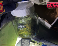 MESSINA – Piccola coltivazione indoor a lampade UV di piante di cannabis nel salone di casa. Arrestato 29enne
