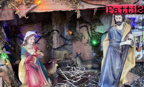 PATTI – Danneggiati il presepe e l’albero sistemati sotto i portici di Piazza Marconi.