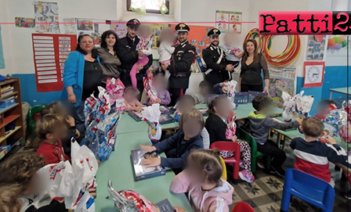 EOLIE – I Carabinieri della Stazione di Stromboli donano regali e uova di Pasqua ai bambini della scuola.