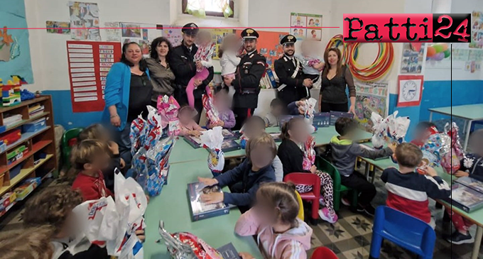 EOLIE – I Carabinieri della Stazione di Stromboli donano regali e uova di Pasqua ai bambini della scuola.