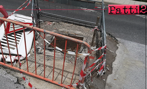 PATTI – Avanzano celermente i lavori di ripristino delle condizioni di sicurezza stradale in via P. Pio. Già tolte le tavole e riposizionato il tombino.