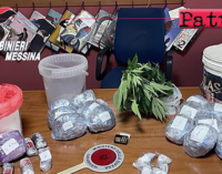 MESSINA – Nascondeva droga interrandola nella sabbia vicino ad una baracca deposito stupefacente, trovata anche una scatola di proiettili. Arrestato 48enne