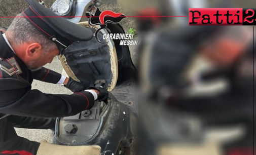 MESSINA – 29enne in ciclomotore senza patente e con droga, tenta di scappare ma urta l’auto dei Carabinieri. Arrestato