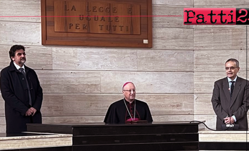 PATTI – Il Vescovo Giombanco in visita al Tribunale di Patti. Alle autorità civili e militari presenti ha rivolto gli auguri di Buon Natale.