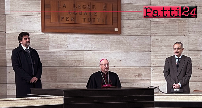 PATTI – Il Vescovo Giombanco in visita al Tribunale di Patti. Alle autorità civili e militari presenti ha rivolto gli auguri di Buon Natale.