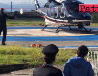 MILAZZO – I Carabinieri in visita ai piccoli degenti del reparto pediatrico dell’Ospedale “Fogliani”. I regali sono arrivati con l’elicottero dell’Arma.